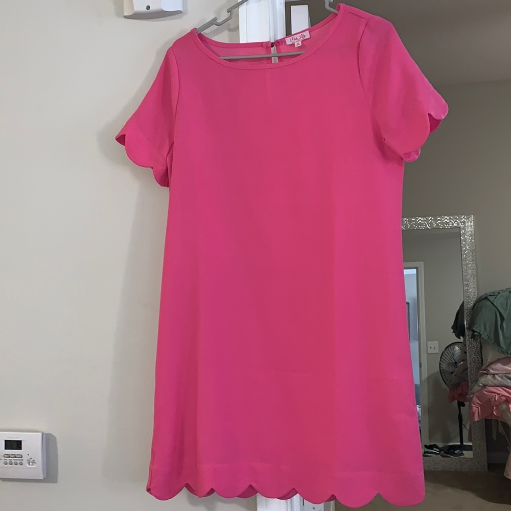 Women’s size medium pink lily scalloped dress! Never worn